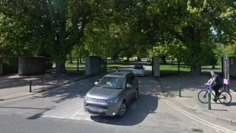 Hull Reopening of park gates for cars approved by city council