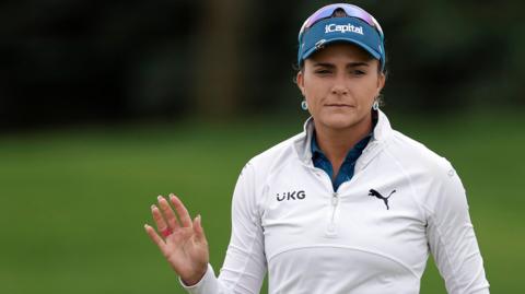 Lexi Thompson waves to fans