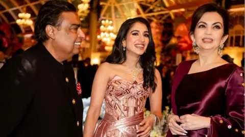 Reuters Mukesh Ambani, presidente de Reliance Industries, Radhika Merchant y Nita Ambani, comparten un momento durante las celebraciones previas a la boda.