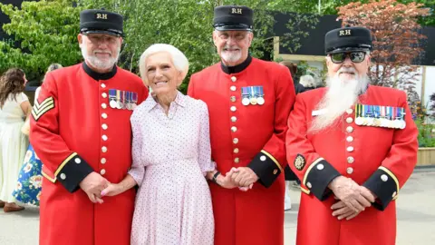 Getty Images Dame Mary Berry (second left) poses with Chelsea pensioners as she attends the RHS Chelsea Flower Show 2026 at The Royal Hospital Chelsea 