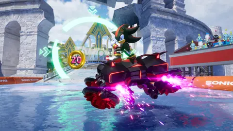 A captura de tela Sega da Sonic Racing: Crossworlds mostra Shadow the Hedgehog, meio da corrida, em pé em cima de um veículo que está flutuando a alguns metros acima de um corpo de água. À distância, um anel de ouro com um "20" no meio pode ser visto