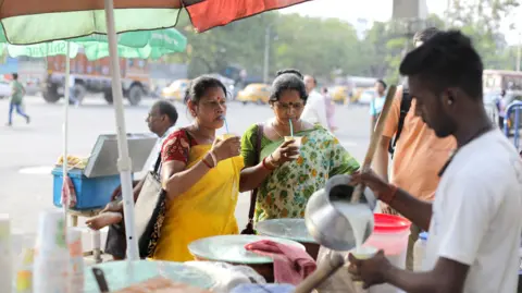 EPA-EFE/REX/Shutterstock n Un vendeur de rue indien vend du sarbat au lait caillé sur un trottoir lors d'un chaud après-midi à Calcutta, dans l'est de l'Inde, le 16 mai 2024. La saison estivale ou pré-mousson dure de mars à juillet dans l'est de l'Inde avec le jour le plus élevé des températures allant de 38 à 45 degrés Celsius.  Les habitants de Calcutta luttent contre la canicule, Inde - 16 mai 2024