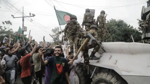 Getty Images Demonstranten vieren feest met soldaten