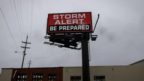 Reuters Een bord in Morgan City, waar orkaan Francine aan land kwam in Louisiana