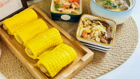 Bright yellow corn rolls and stir-fried vegetables