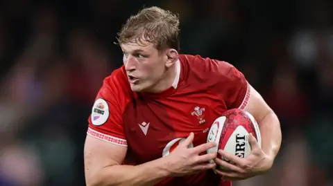 Jac Morgan carries the ball in his left arm for Wales against Argentina in 2025