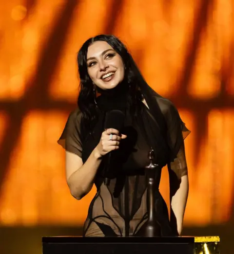 Getty Images Charli XCX da un discurso en los premios 2025 Brit Awards