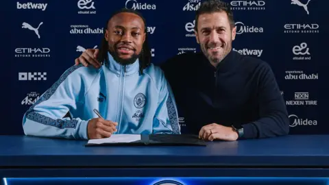 Antoine Semenyo signs a contract at Manchester City