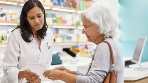 Getty Images Farmaceuta udzielający porad