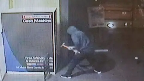 Man attacks ATM with hammer