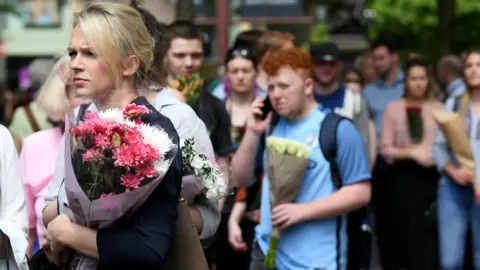 Getty Images People queuing to lay flowers