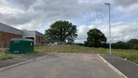 LDRS a dead-end tarmac road