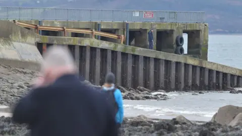 Pacemaker Buncrana pier onlookers