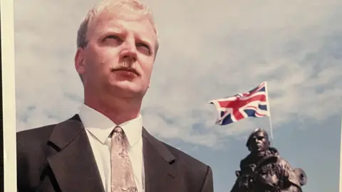 MOD Peter Robinson beside the statue of the Yomper