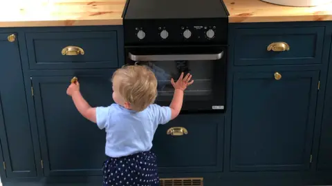 Llun teulu Jennifer's son, Ollie