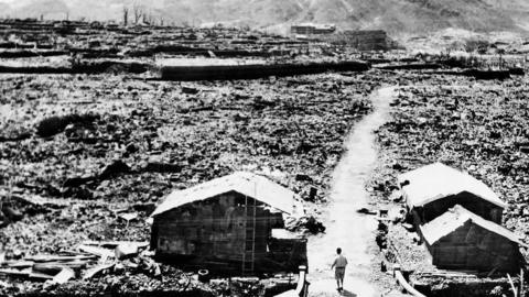 Japan remembers Nagasaki atomic bomb, 70 years on - BBC News