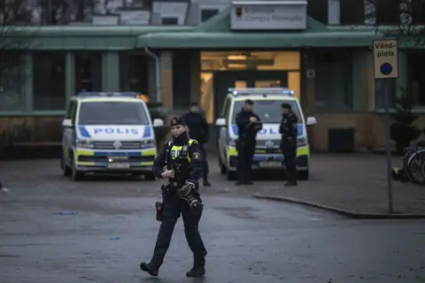 Getty Images Polisi di tempat serangan. Sepuluh orang - tujuh wanita dan tiga pria - terbunuh oleh pria bersenjata itu.