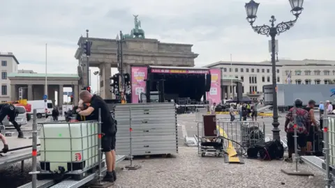 Workers take down Berlin Pride main stage 