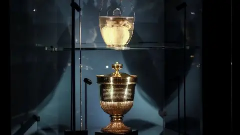 EPA The heart of King Pedro IV of Portugal, also known as Dom Pedro I of Brazil (1798-1834) is on display for the first time at the Noble Hall of the Irmandade da Lapa in Porto, Portugal, 20 August 2022