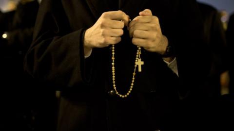 Illinois report details scale of Catholic clergy sex abuse - BBC News