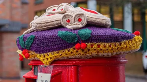 Post box topper