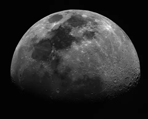 Getty Images Uma imagem da lua com três quartos iluminados. Contra um fundo escuro.
