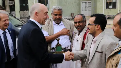 Reuters Gen Michael Lollesgaard meets Houthi-appointed officials in Hudaydah (13 February 2019)