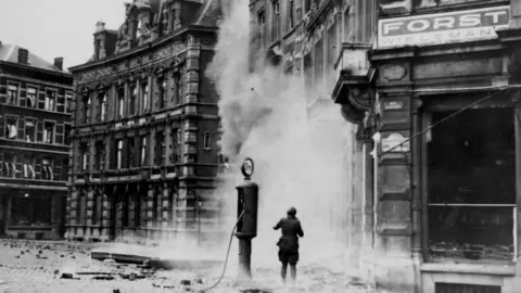 Hulton German O bombardeio nazista na Bélgica começou em maio de 1940