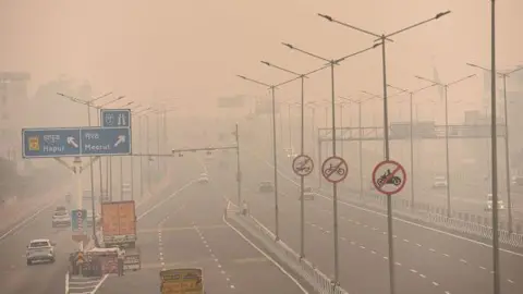 Getty Images Vehicles move on a Delhi Meerut Expressway road amid low visibility due to smog a day after diwali festival celebrations in Ghaziabad early morning NH9 Lal kuan, on November 2, 2024 in Ghaziabad, India.