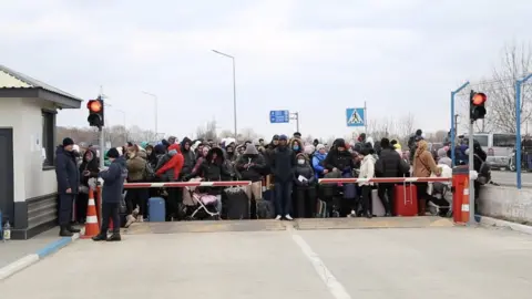 BBC Ukrainians waiting to enter Moldova