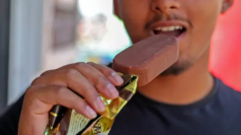 Man eats Magnum