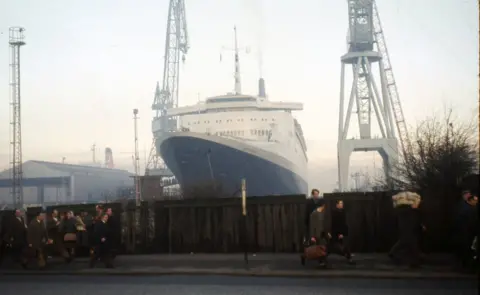 The QE2 Story website QE2 at Inchgreen