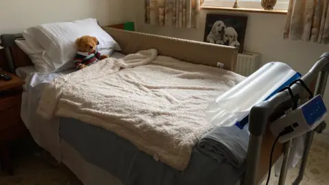 Martin Giles/BBC Jane Garrett's bed at their home