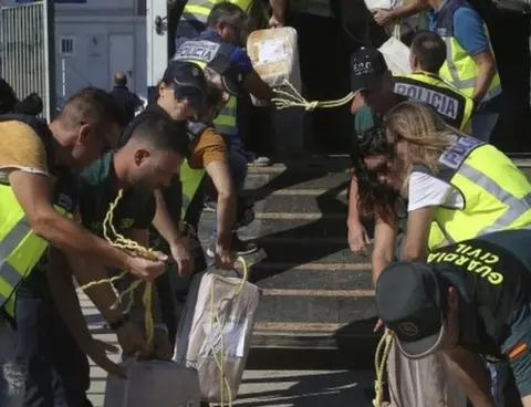 EPA Spanish police offload a huge consignment of cocaine seized from a tug boat off the coast of the Canary Islands as it is unloaded in Cadiz, southern Spain 07 October 2017)