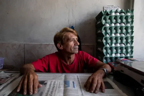 Francesca Gennari Claudeci Gonçalves in his shop