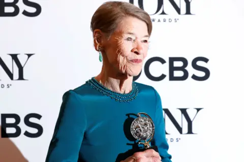 Reuters FILE PHOTO: 72nd Annual Tony Awards - Photo Room - New York, U.S., 10/06/2018 - Glenda Jackson poses with her award for Best performance by an actress in a leading role in a play for "Edward Albee's Three Tall Women."