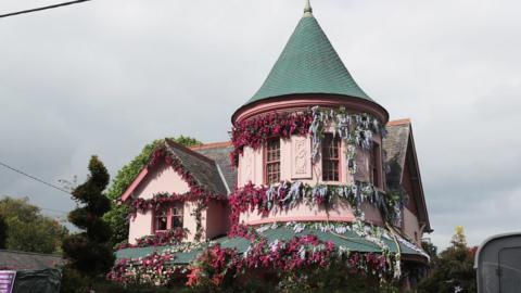 Enchanted 2 Irish Village Turns Into Disney Set For Movie Sequel Cbbc Newsround