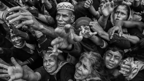 Getty Images Rohingya refugees desperate for aid crowd as food is distributed - September 2017