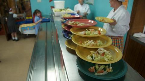 'Suffragettes' lead women's march for equal pay in Glasgow - BBC News