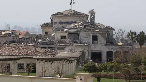 Reuters Building damaged in Iranian missile attack on Irbil, northern Iraq (13 March 2022)