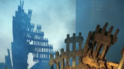 As imagens cartas são uma foto mostrada dois dias após o ataque uma foto dos restos destrutivos das torres gêmeas. O vento ainda está cheio de fumaça. 