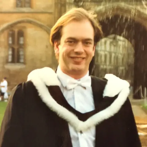 Mark Reckless Mark Reckless graduates from Oxford University