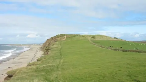 Eric Jones/Geograph Dinas Dinlle