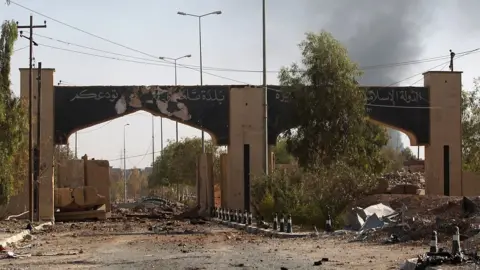 Getty Images The gate at the entrance of Tal Afar, covered in writing from so-called Islamic State, 30 August 2017