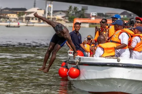 MARVELLOUS DUROWAIYA/REUTERS Akinrodoye Samuel tackles the 11.8km stretch of the Third Mainland Bridge in Lagos, Nigeria, on 30 March.