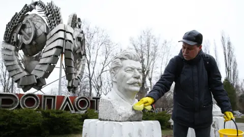 Getty Images Stalin bust in Fallen Monument Park, 4 Apr 19