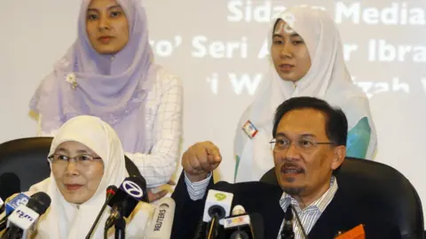 AFP Nurul Nuha (upper right), with her father Anwar Ibrahim, and her mother and sister, in a 2008 photo