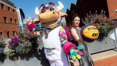 Birmingham 2022 Abba Loughran with Birmingham 2022 mascot, Perry the Bull