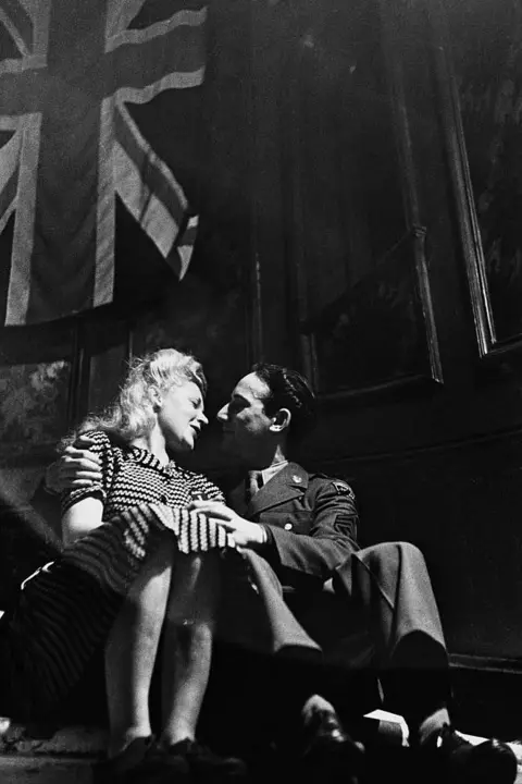 Getty Images An American soldier and an English girl enjoy a moment of wartime romance at London's Rainbow Corner in January 1944