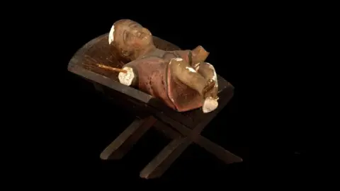 Oscar Liberal/Iphan A statue with broken arms and a broken off foot